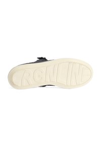 Schwarze Sneaker mit Gummisohle, ausgestattet mit einer strukturierten weißen Unterseite und einem auffälligen Logo. Einfaches Design mit einem glatten Obermaterial.