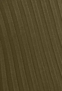 Tissu vert olive avec des rayures verticales alternées lisses et texturées créant un motif côtelé.