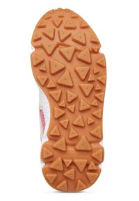 Die Schuhsohle weist eine strukturierte orangefarbene Gummibeschichtung mit dreieckigen Laufflächen, eine weiße Zwischensohle und sichtbares Branding auf.