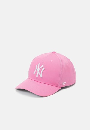 Lyserød baseballkasket med hvid New York Yankees-logo broderet på fronten og '47-mærkning på siden, placeret på en hvid baggrund.