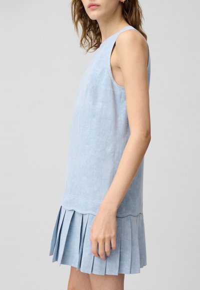 Robe sans manches bleu clair avec une jupe plissée, fabriquée en lin. Présente un design simple et une texture lisse, sans accents supplémentaires.