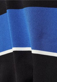 Tissu tricoté présentant des rayures horizontales en bleu foncé, bleu clair et noir, avec une rayure d'accent blanche. Texture lisse, design décontracté.