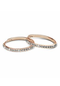 Orecchini a cerchio in oro rosato con una fila di strass trasparenti lungo il bordo esterno, di forma circolare e con una finitura lucida.