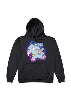 Sort hættegenser med et grafisk motiv af en lyseblå bjørn, der holder en lilla planet, omgivet af en stjernehimmel i stærke farver.