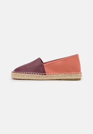 Espadrille slip-on avec semelle en jute tressée, avec un dessus en cuir violet foncé à l’avant et rose corail à l’arrière.