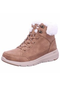 Baskets montantes en daim marron avec col en fausse fourrure blanche, accents beige et lacets contrastés. Dotées d'une semelle rembourrée pour un confort optimal.