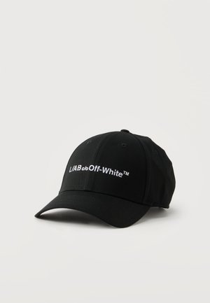 Casquette de baseball noire avec texte blanc "L/AB c/o Off-White™" brodé à l'avant sur un fond clair uni.