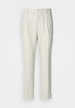 Spodnie w kant wykonane z lekkiego materiału, z kremowym tłem i cienkimi niebieskimi pionowymi paskami. Z mankietami u dołu i pojedynczym guzikiem z przodu.