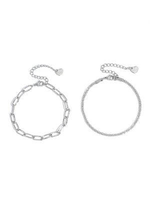 Zwei silberne Armbänder mit Karabinerverschlüssen und verstellbaren Ketten; eines hat große rechteckige Glieder, das andere eine strukturierte runde Kette.