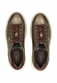 Bronzefarvede lædersneakers med mørkebrune snørebånd, cremefarvede gummisåler og burgunderfarvede detaljer på hælen. Har indlægssåler med hukommelsesskum.