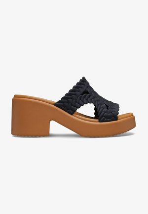 Sandale mule à bride tressée noire avec talon bloc épais beige et semelle plateforme.
