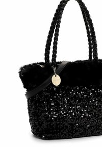 Sort tote-taske med palietdetaljer, en blød pels-top og flettede håndtag. Inkluderer en lille metaltag ved siden.