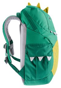 Mochila em forma de dragão verde com escamas amarelas, alças em malha e dentes brancos em destaque. Tecido suave com espinhas elevadas e texturizadas por cima.