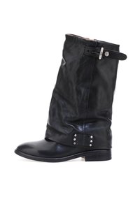 Czarna skórzana boot z luźnym designem, okrągłym noskiem i niskim, piętą w postaci stosu. Posiada pasek z metalowymi elementami i nitami na kostce.