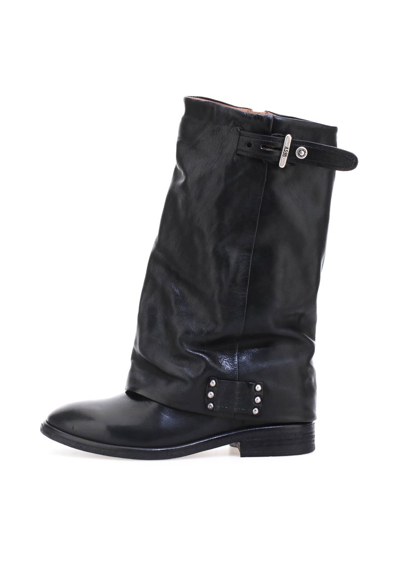 Czarna skórzana boot z luźnym designem, okrągłym noskiem i niskim, piętą w postaci stosu. Posiada pasek z metalowymi elementami i nitami na kostce.