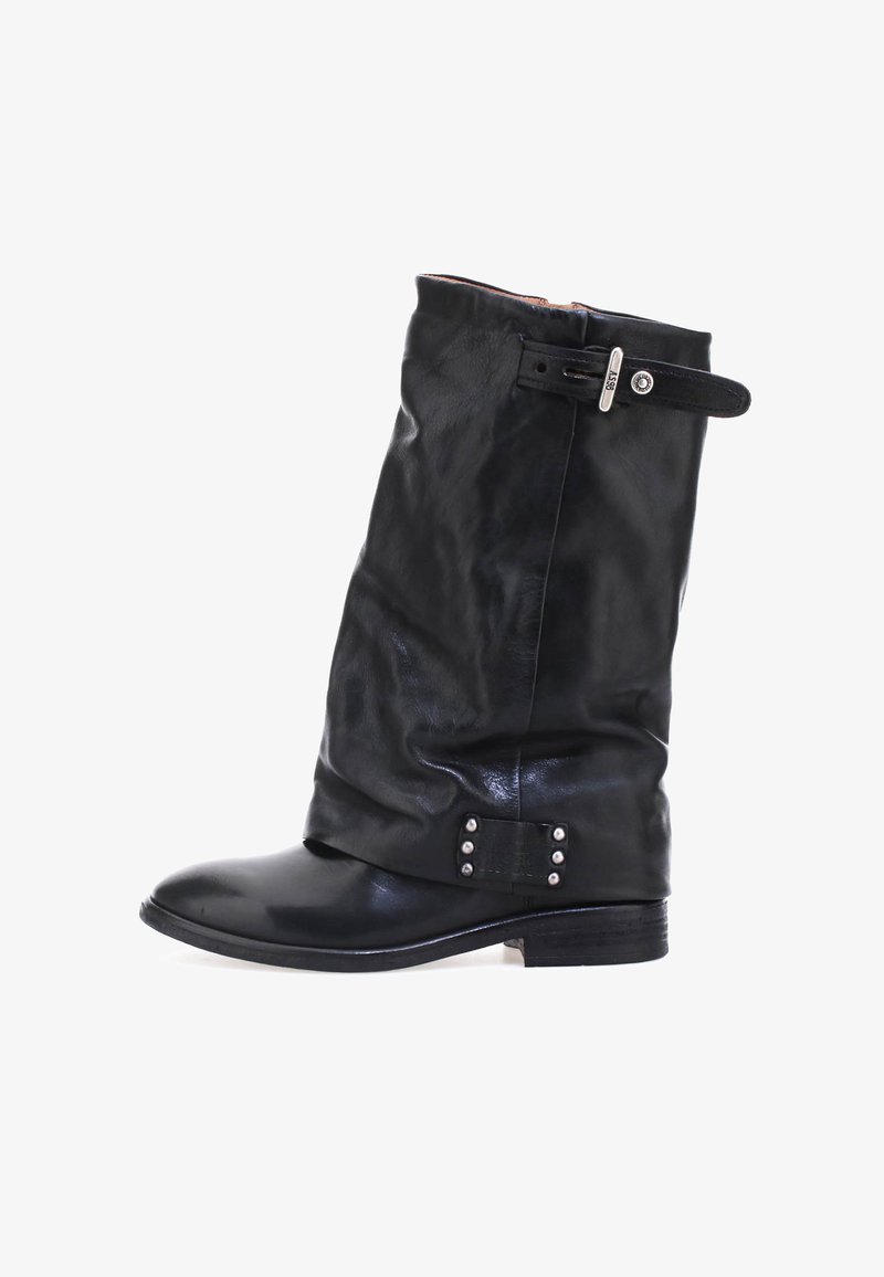 Czarna skórzana boot z luźnym designem, okrągłym noskiem i niskim, piętą w postaci stosu. Posiada pasek z metalowymi elementami i nitami na kostce.