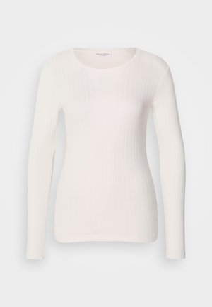 Λευκή μπλούζα με μακριά μανίκια, ραμμένη με ρίγες, στρογγυλή λαιμόκοψη, λεία υφή και εφαρμοστή γραμμή. Ενδεχόμενες διακριτές κάθετες γραμμές δημιουργούν μια ομοιόμορφη εμφάνιση.