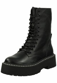 Botas de cuero negro con cordones, con un acabado texturizado, suela de plataforma gruesa y detalle de costura blanca a lo largo del borde.