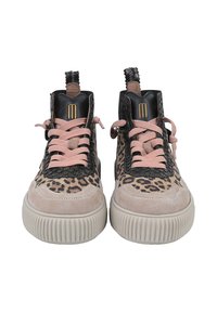 Sneakers wysokie w lamparta z fakturowaną czarną skórzaną górą, różowymi sznurówkami i beżową gumową podeszwą z żebrowaniem.