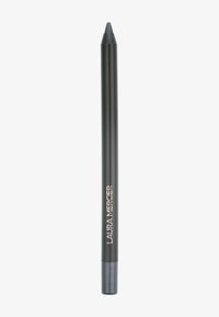 Svart eyeliner blyant med spiss tupp. Har et elegant, matt grått kropp og sølvfarge tekst som leser "LAURA MERCIER."
