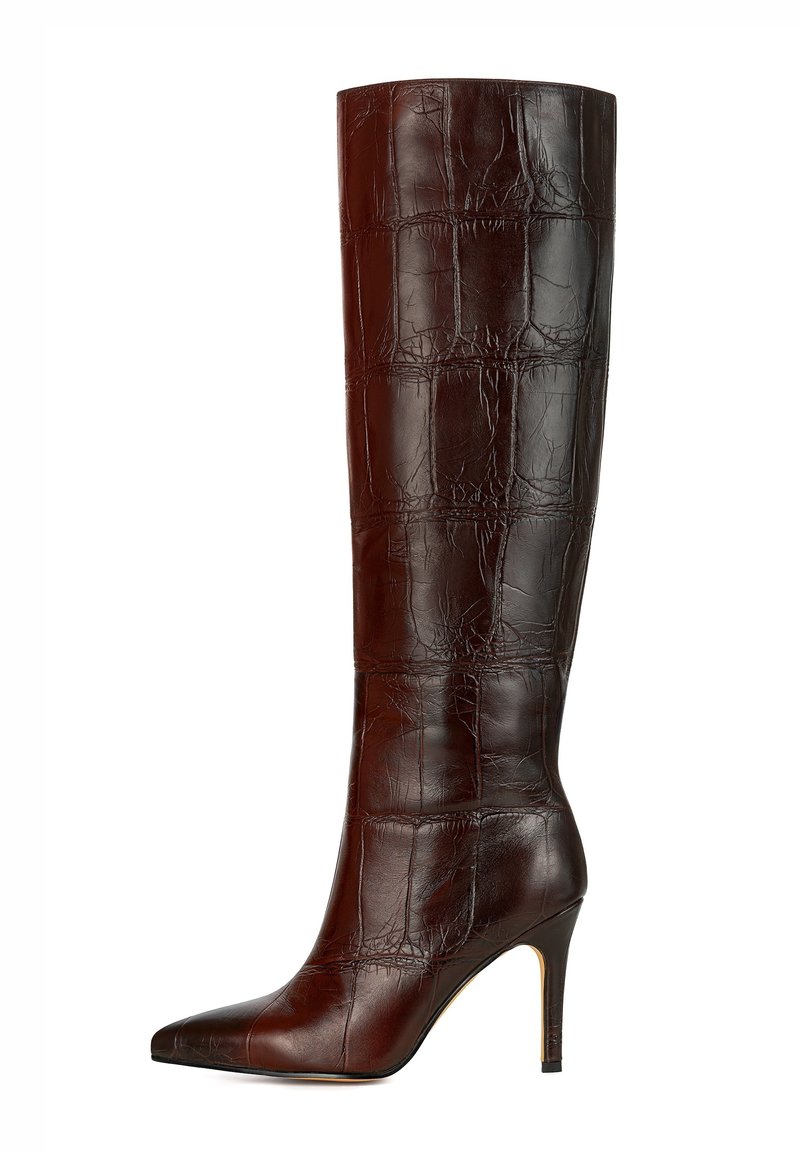 Brązowy skórzany kozak sięgający do kolan o fakturze krokodyla, ze spiczastym noskiem, wąskim obcasem i gładkim wykończeniem. Brak widocznych elementów metalowych lub akcentów.