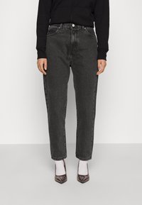Jeans de cintura alta, cinza-escuro, com perna reta, apresentando cinco bolsos, fecho de botão e detalhes de costura em contraste.