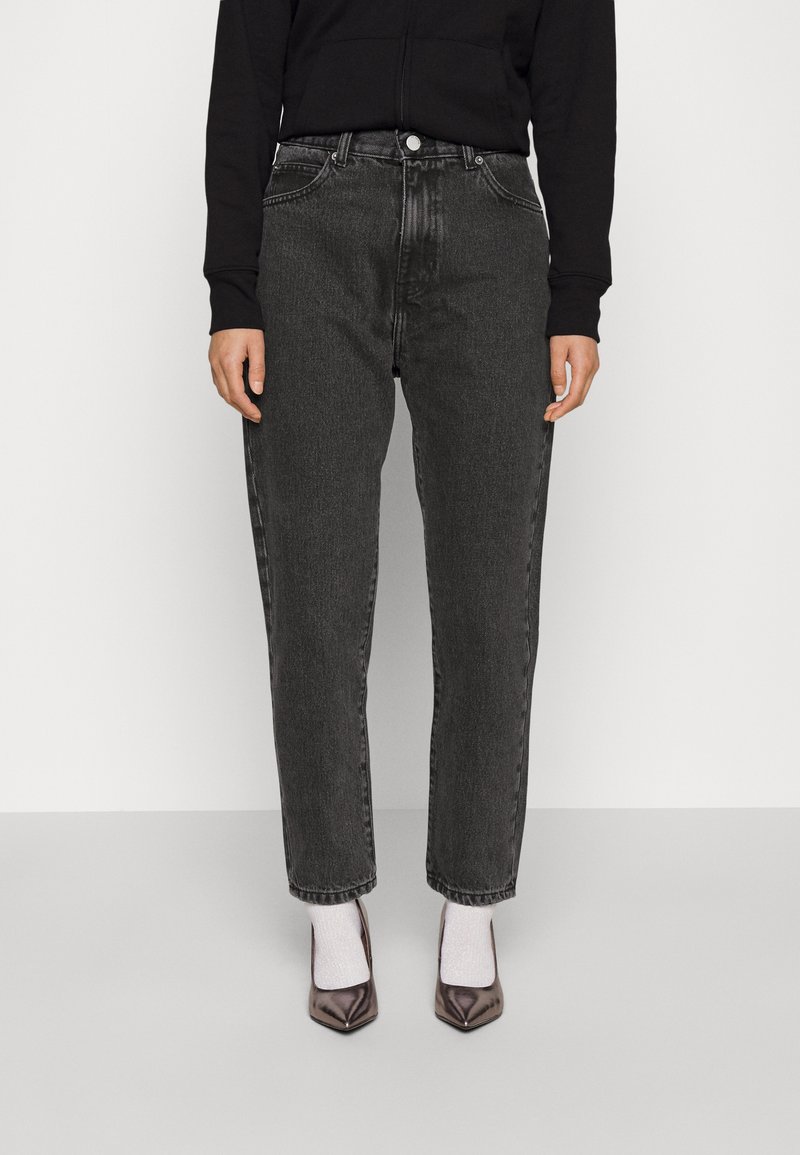Jeans de cintura alta, cinza-escuro, com perna reta, apresentando cinco bolsos, fecho de botão e detalhes de costura em contraste.