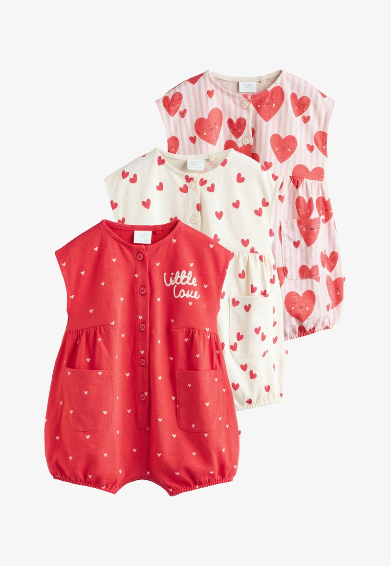 Tre tutine senza maniche per bambini con bottoni frontali; i motivi includono cuori rossi su sfondo bianco, cuori rossi su righe rosa e tinta unita rossa con testo "piccolo amore".