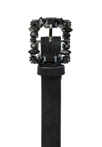 Zwarte suède riem met een elegante rechthoekige gesp versierd met zwarte edelstenen in verschillende vormen en maten, wat een textuurcontrast toevoegt.