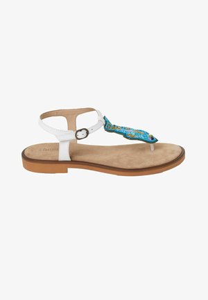 Biała płaska sandałka z paskiem wokół kostki zapinanym na klamrę, beżową miękką podeszwą i niebieskim ozdobnym detalem z koralików na palcu stopy.