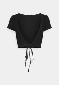 Haut court noir à manches courtes avec col en V profond et lien ajustable à la taille à l'avant, présenté sur fond blanc.