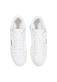 Baskets blanches avec un dessus en cuir lisse, bout rond, système de laçage à six œillets et logo discret sur le côté.