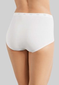 Slip di cotone bianco con una texture liscia, design a vita alta e un elastico ondulato decorato con piccoli accenti floreali.