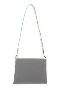 Borsa a tracolla in pelle grigia con design piatto, caratterizzata da una superficie testurizzata, dettagli in metallo dorato e una tracolla regolabile con accenti metallici.