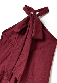 Burgunderfarbener Stoffoberteil mit einem gebundenen Dekolleté-Design, das eine zerknitterte Textur und weite Ärmel aufweist, die eine lockere, entspannte Passform bieten.
