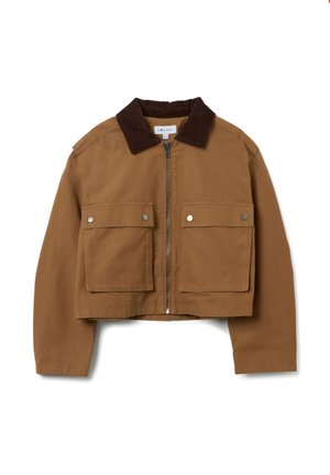 Chaqueta corta marrón con cuello de pana. Presenta un cierre frontal y dos grandes bolsillos en el pecho con botones a presión. Material de algodón.