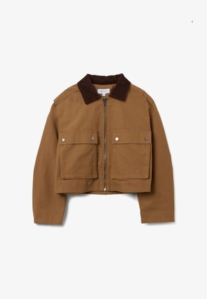 Chaqueta corta marrón con cuello de pana. Presenta un cierre frontal y dos grandes bolsillos en el pecho con botones a presión. Material de algodón.