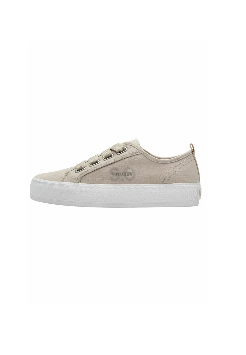Zapatillas de lona beige con punta redondeada, suela de goma blanca y cinco ojales metálicos para los cordones. Detalle sutil del logo en el lateral.