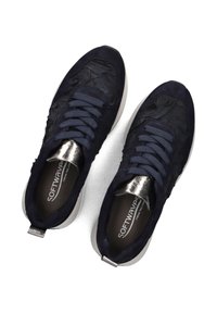 Marineblaue Sportschuhe mit strukturiertem Obermaterial, gewebten Schnürsenkeln, silbernen Akzenten und einer weißen Sohle. Verfügt über eine gepolsterte Innensohle für zusätzlichen Komfort.
