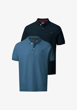 Két rövid ujjú galléros pólóing, az egyik kék, a másik fekete, mindkettőn apró, hímzett logó található a bal mellrészen.