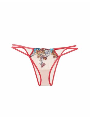 String rouge brodé avec un tissu transparent et des côtés à lanières. Présente des motifs floraux en bleu, jaune et rose sur un fond clair.