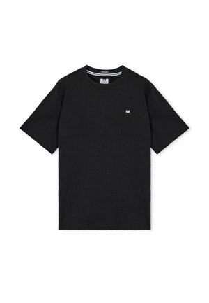 Musta, lyhythihainen pyöreäkauluksinen t-paita, jossa pieni neliön muotoinen logoplaatti vasemmassa rinnassa.