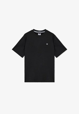 Musta, lyhythihainen pyöreäkauluksinen t-paita, jossa pieni neliön muotoinen logoplaatti vasemmassa rinnassa.