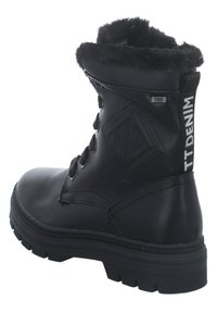 Bottine en cuir noir avec doublure en fausse fourrure, fermeture à lacets à l'avant, semelle en caoutchouc et accents texturés sur les côtés. Détail de logo imprimé à l'arrière.