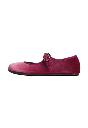 Zapato Mary Jane de terciopelo magenta con una correa de hebilla dorada y suela plana negra, mostrado de lado sobre un fondo blanco.