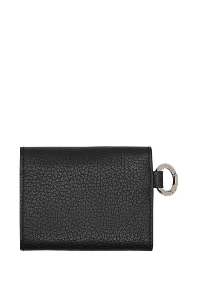Portefeuille en cuir noir texturé avec un porte-clés circulaire argenté attaché sur le côté droit, présenté fermé sur un fond blanc.
