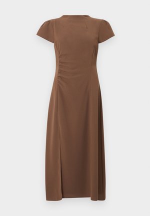 Brun midikjole med korte ermer, innsvinget midje, lett rynking på den ene siden og splitt på venstre forside av skjørtet.