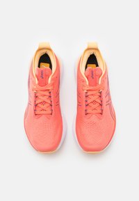 ASICS GEL NIMBUS 25 - Hardloopschoenen voor op de weg - papaya/violet quartz