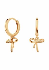 Złote kolczyki w kształcie obręczy z wiszącą kokardą, o polerowanej powierzchni i gładkiej fakturze, co nadaje im elegancki wygląd.
