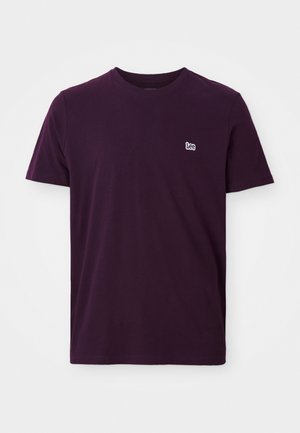 T-shirt di cotone viola scuro con maniche corte, scollo a giro, e piccolo logo bianco sul lato sinistro del petto. Texture morbida e liscia.